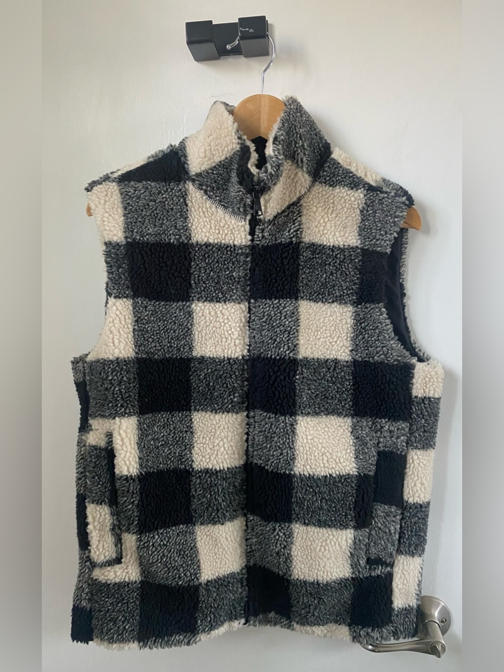 Banana Republic Women’s Black & Cream Checked Sherpa Zip Vest (size small)